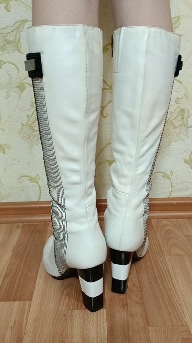 Зимние белые сапоги.