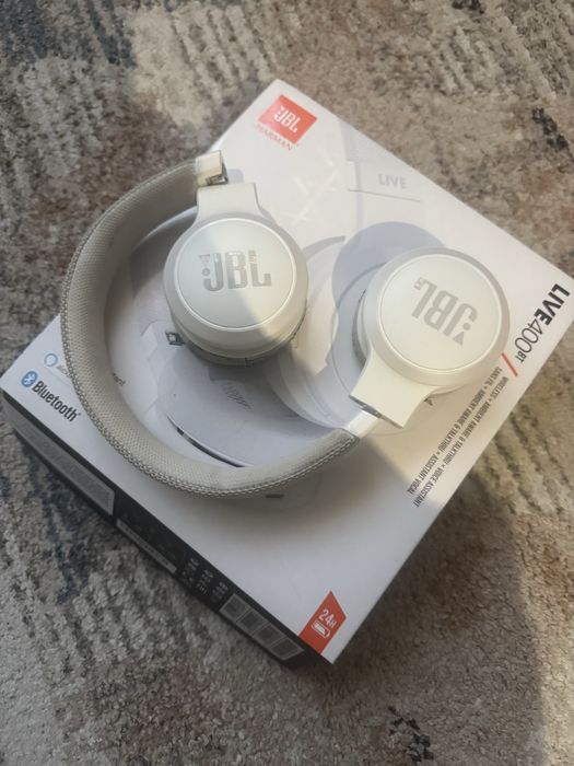 Слушалки  безжични JBL ползвани са малко, но по някаква причина кожата