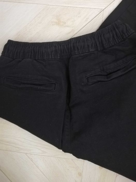 Актуален мъжки панталон на  Бершка, без етикет, зимен, XS размер.