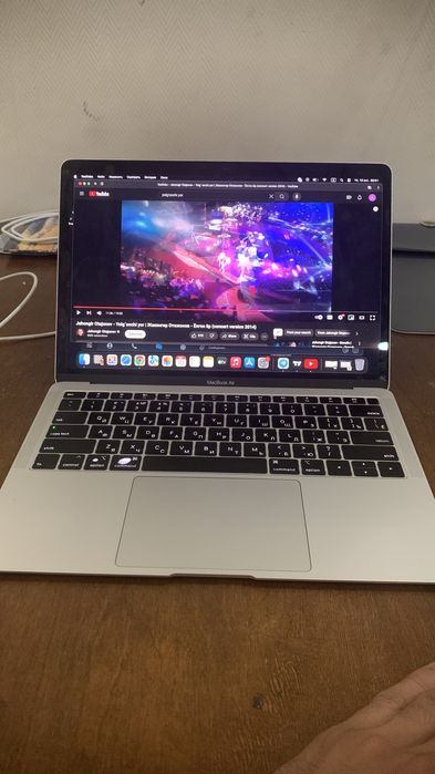 Macbook Air 8/256 ideal holatta