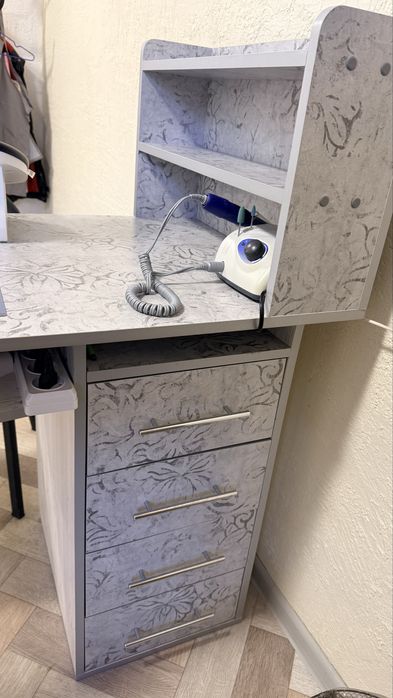 Стол для маникюра со встроенным пылесосм