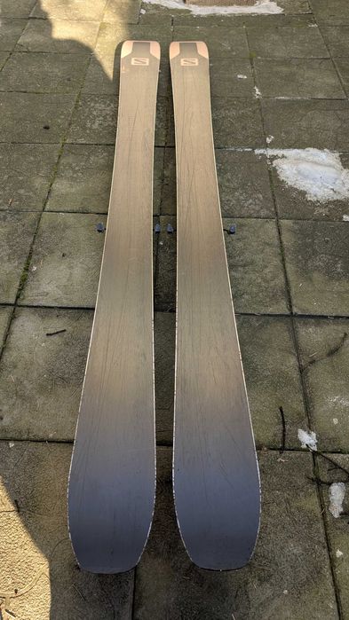 Vând schiuri Salomon QST 99 – 188 cm + legături SHIFT + piei Pomoca