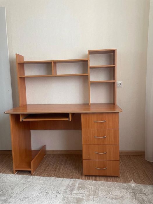 Продам компьютерный стол