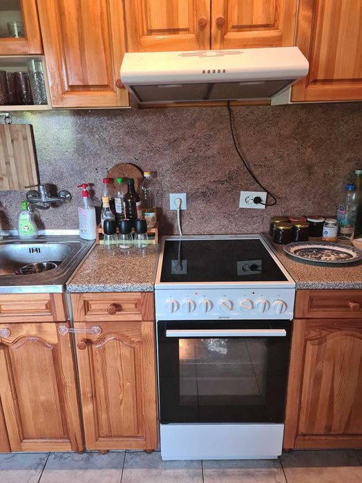 кухня с абсорбатор и фурна с котлони