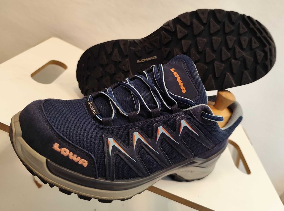 Pantofi trekking 39 drumetie LOWA piele naturala materiale profesionale