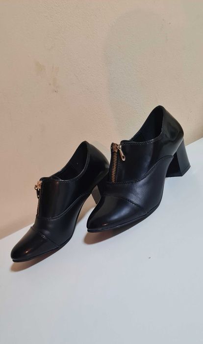 Pantofi cu toc și fermoar