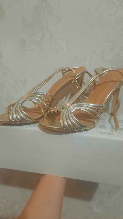 Женская обувь-босоножки