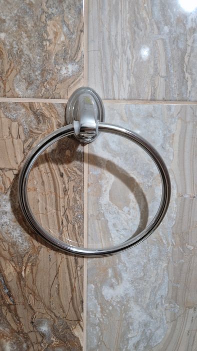 Душ и смесител за баня + дръжки за кърпа и чаша