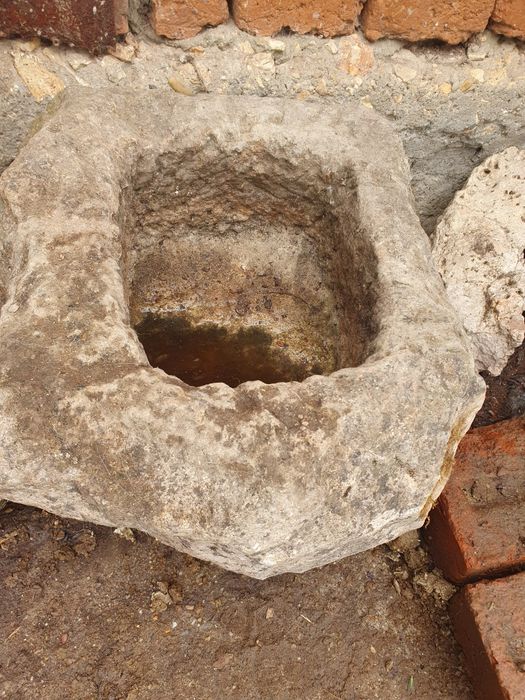 Дървено корито ,дялън камък,кош за декорация. Телевизор стар.Часовник