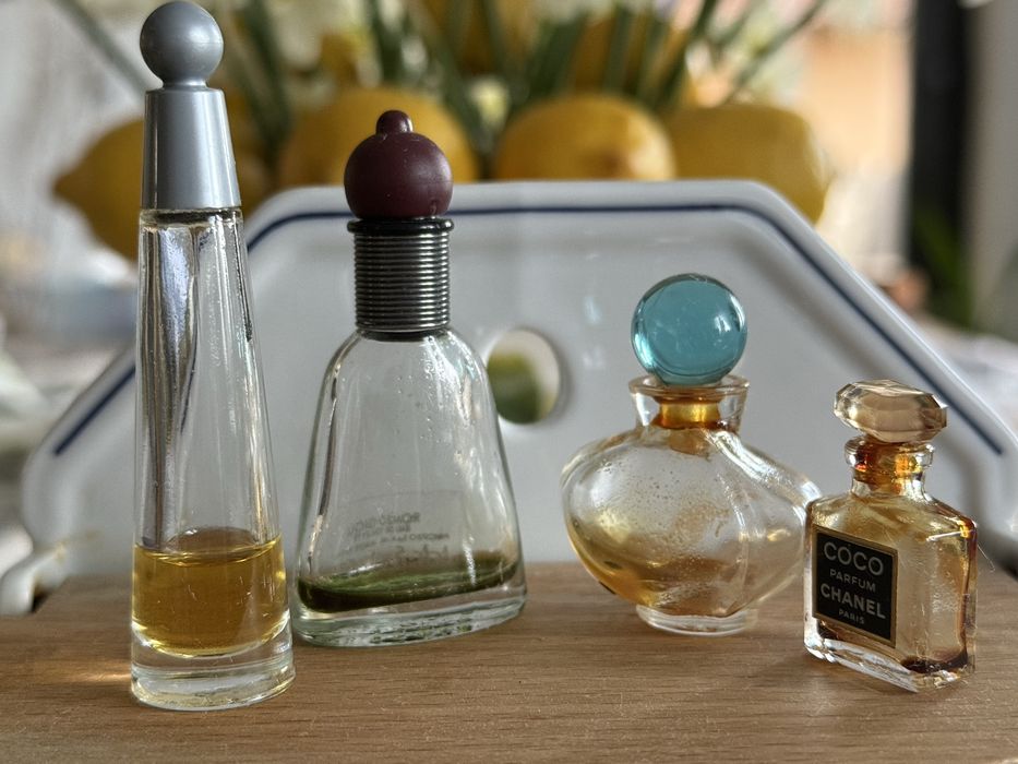 Set vintage 4 sticlute parfum in miniatura pentru colectie