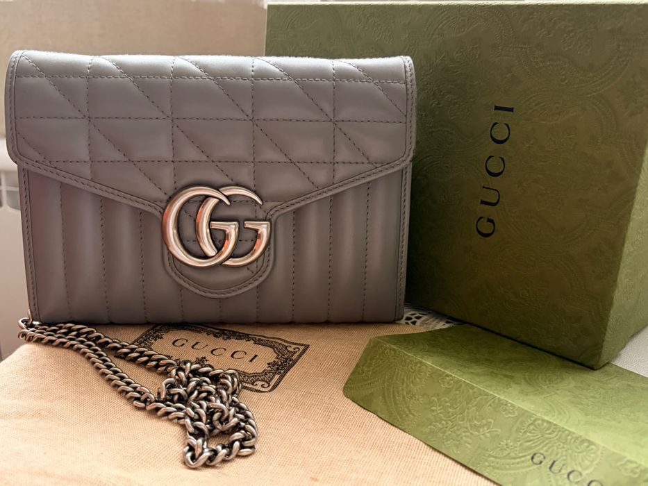 Сумка Gucci из серой гладкой кожи.