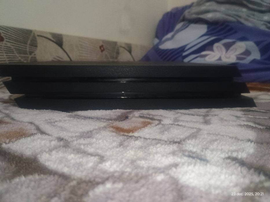 Vând PlayStation 4 Pro