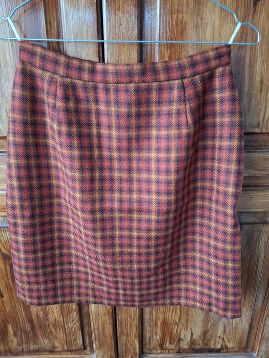 Дамски вълнен костюм