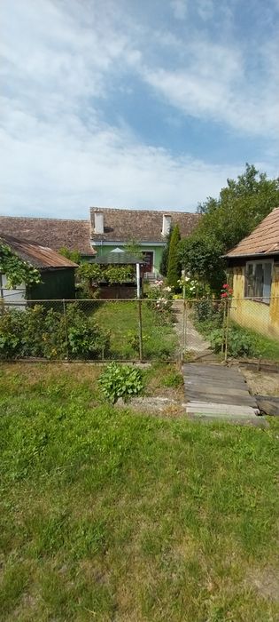 Vând casă pe curte comună