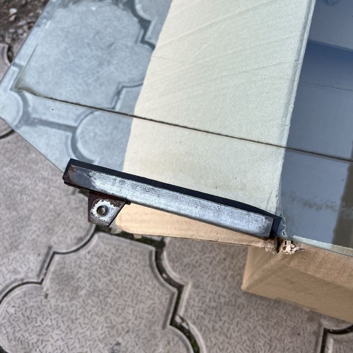 Стекло левой двери делика delica