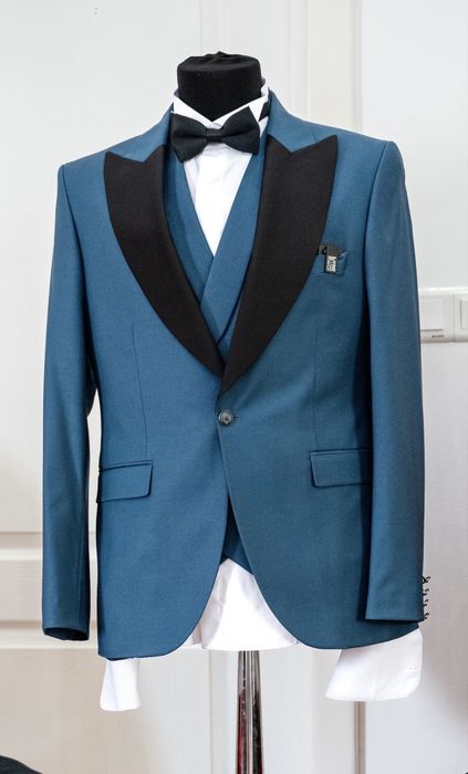 Vând costum ginerica 96% lână marimea 52