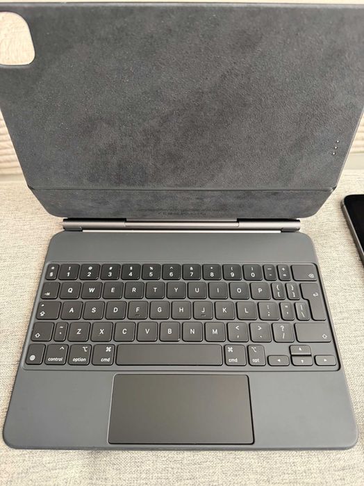 Продавам Apple iPad Pro 11” M1 128GB Cellular (A2459) + Magic Keyboard (A2261) + Apple Pencil