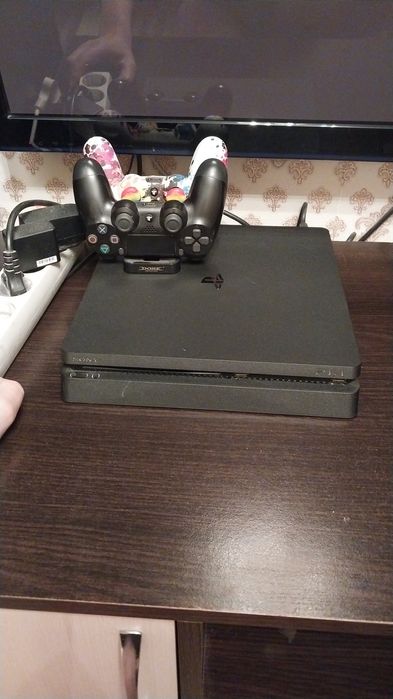 Продам ps4 слим в хорошем состоянии