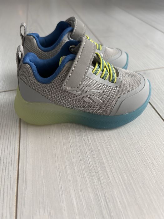 Нови маратонки reebok светещи