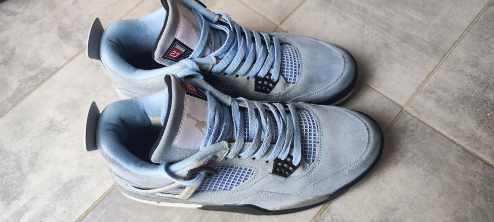 Vând Jordan 4 Retro University Blue