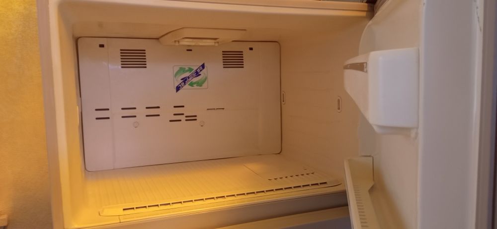 Холодильник   LG двухкамерный, производство Южная Корея, очень большой