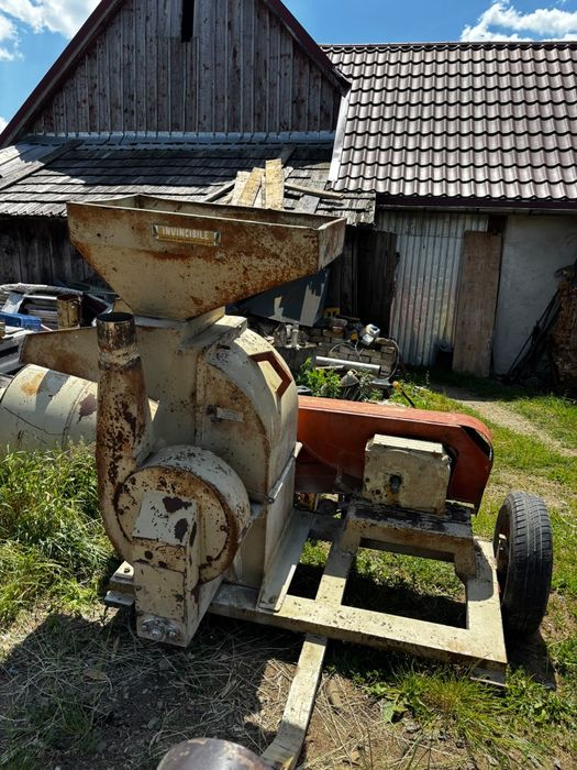 Moara cu ciclon si ciocanele după tractor