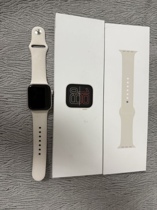 Apple Watch SE 3 starlight aluminum case