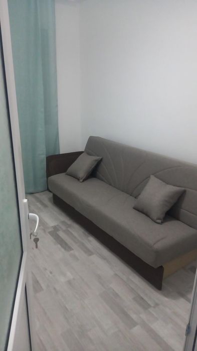 Închiriez în regim hotelier apartament cu trei camere la parter,