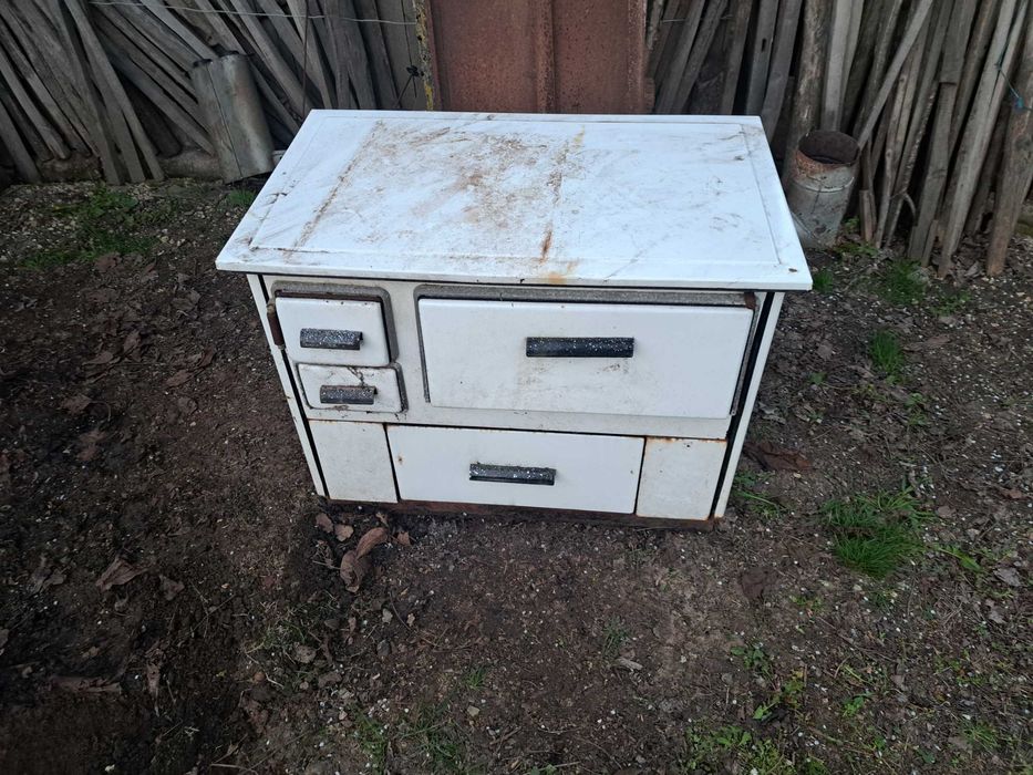 Продавам дървена печка с малка фурна към нея .