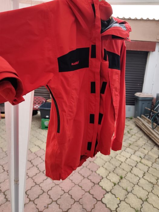 Jacheta Mammut Gore Tex 36-38  impermeabila cu gluga 3 buzunare cu fermoar deschidere dubla  arici la mîneci