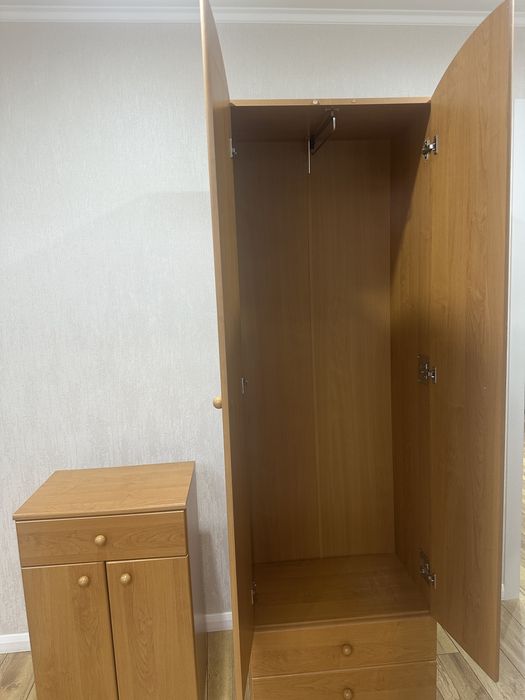 Продам шкаф с тумбочкой
