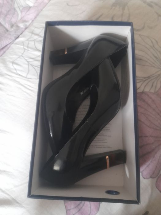 Продам туфли на каблуке