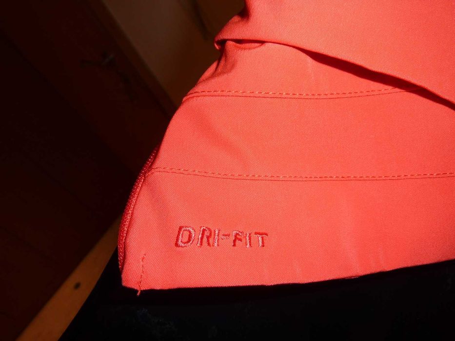 Бюстие Nike, Adidas