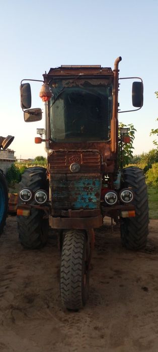 T-28 traktor sotiladi.