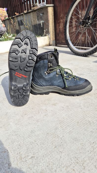 Bocanci salomon pentru trekking