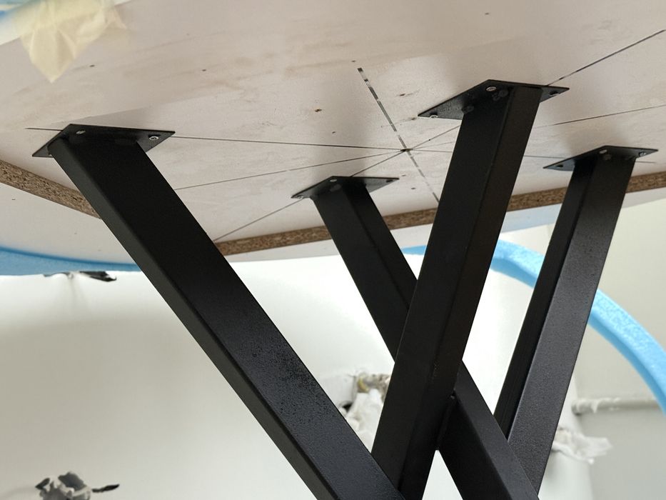 Нова маса 100 с черни крака