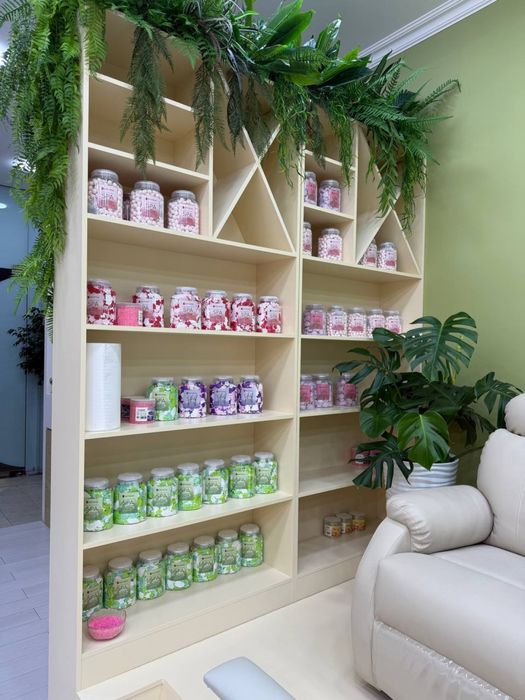 Продается шкаф с авторской картиной для салона красоты или магазина