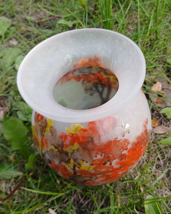 Vaza flori pictata manual motive tomnatice semnata, sticla mata, cel mai probabil Franta