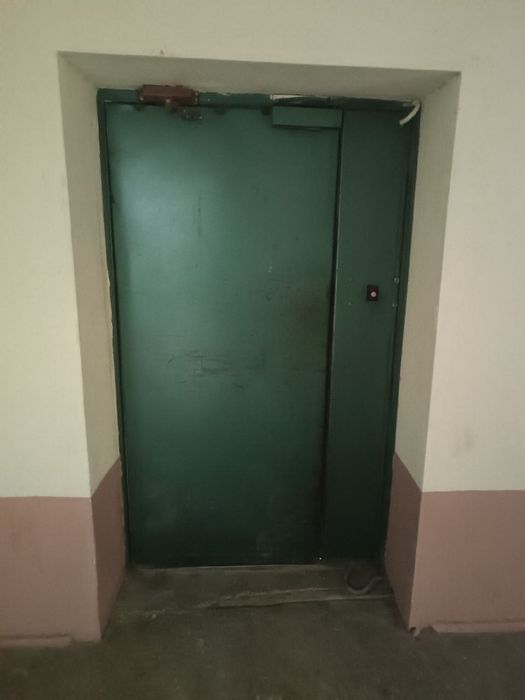 Продаем двери железные подъездные 2 шт