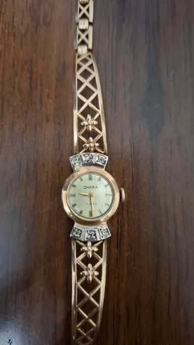 Бриллиант кузли тилла соат сотилади