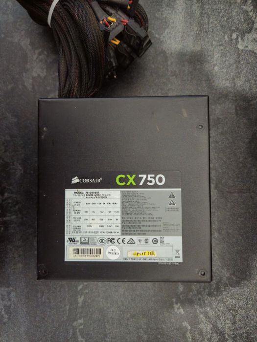 Мощный и надежный блок питания Corsair CX750w