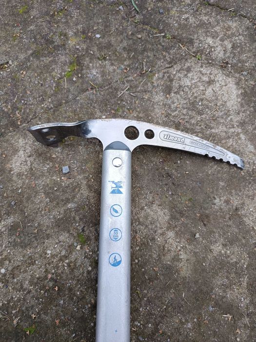 Пикел за зимни преходи