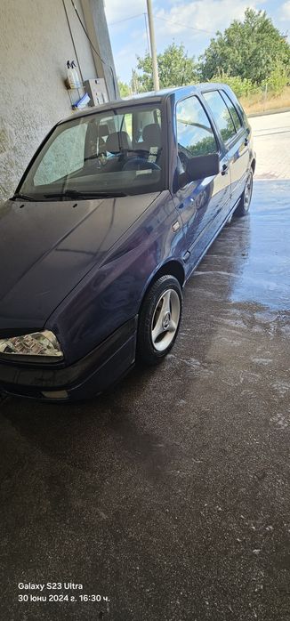 Продавам голф 3   1.6 75 коня  850€