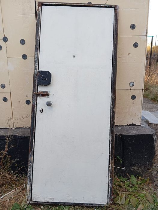 Железный дверь в   хорошем сост. Рабочи пос.