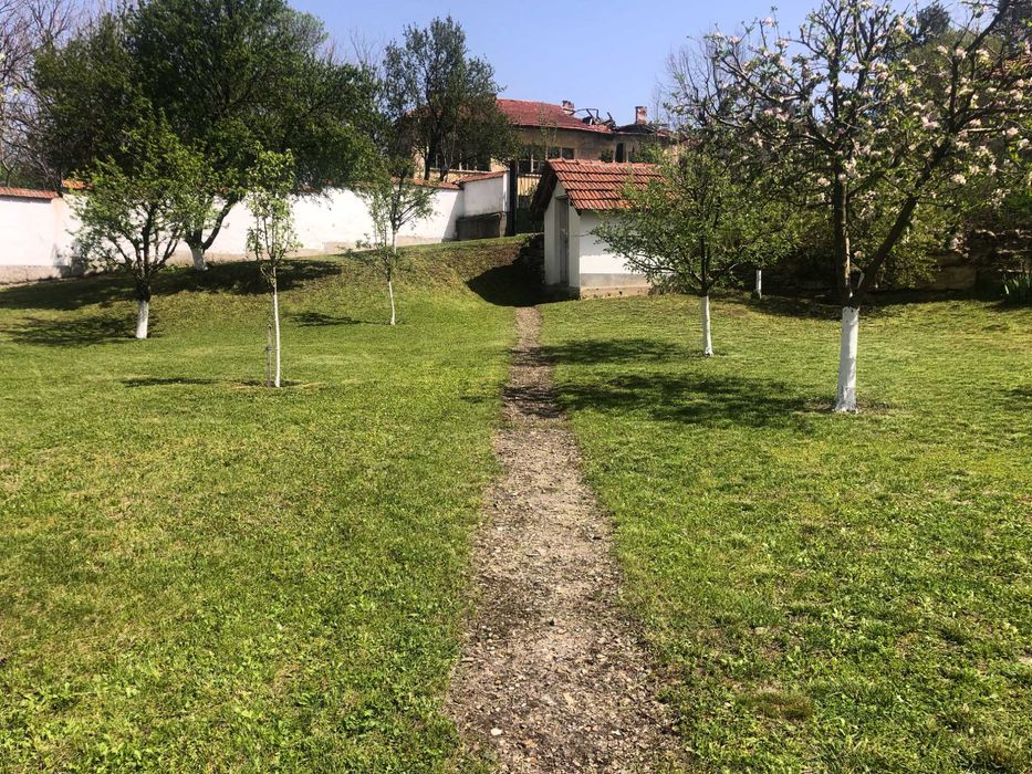 Продавам двуетажна къща