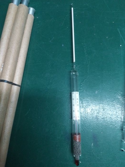 Сахаромер с термометром.