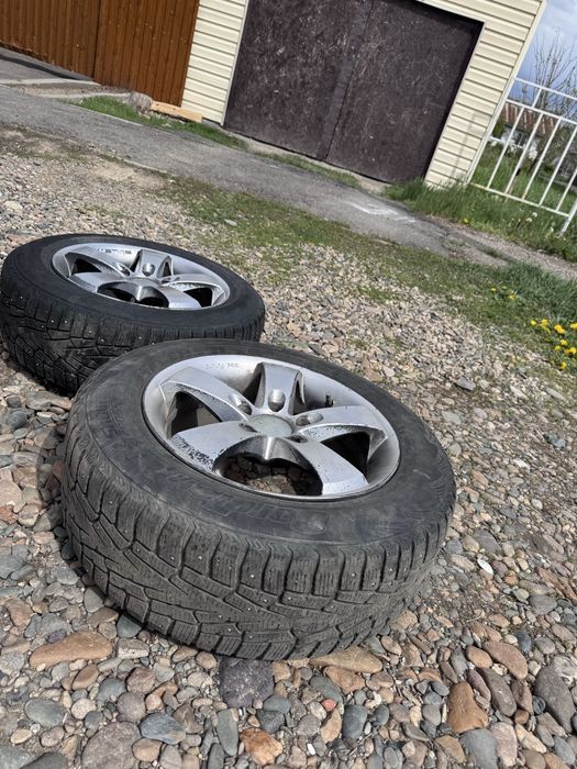 Продам шины 2шт с титанками  16 размер