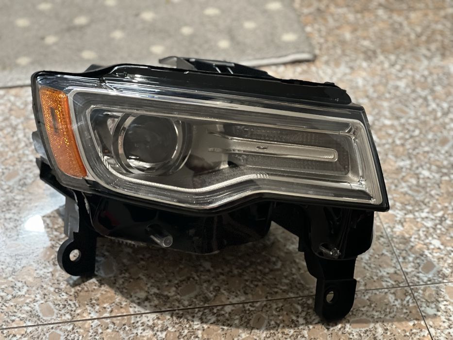 Десен фар Grand Cherokee wk2 2014-2021