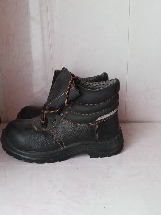 Продаю спецобувы