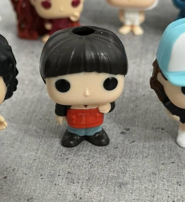 Коллекция киндер очень странные дела с уилом